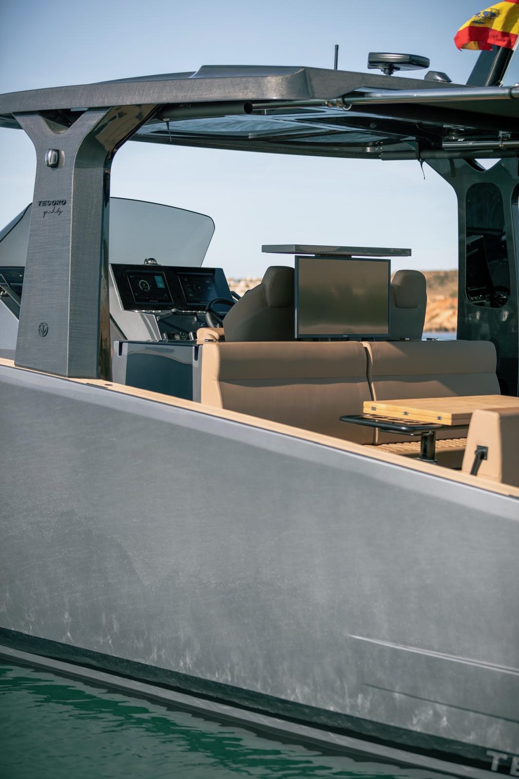 Cockpit und Helm-Bereich des Tesoro T40